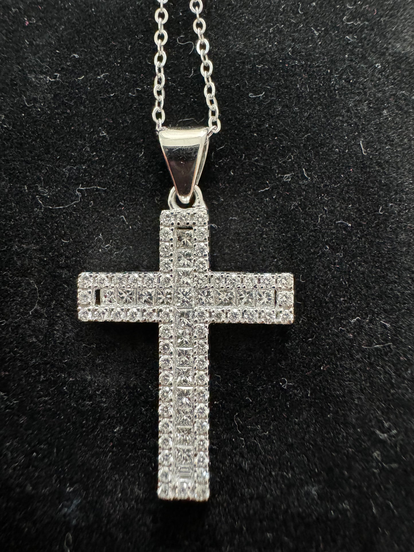 18K White Gold Necklace with 0.95 Ct. VS1 Diamond Cross Pendant – Timeless Elegance