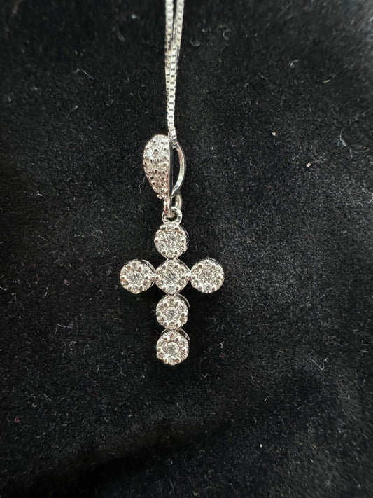 18K White Gold Necklace with Petite 0.40 Ct. VS1 Diamond Cross Pendant – Subtle Elegance